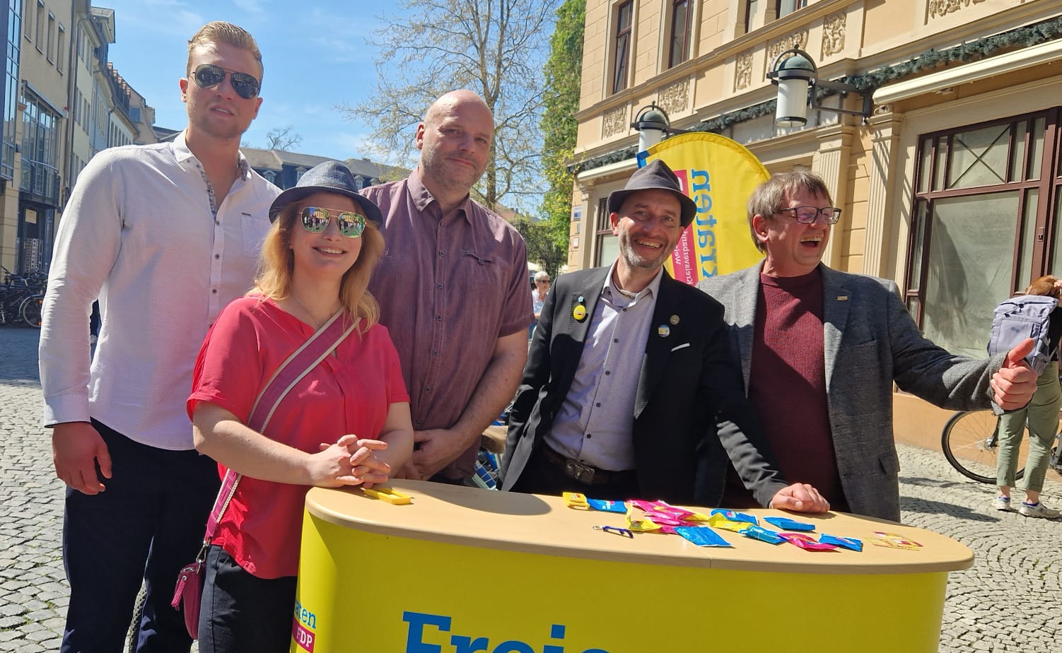 Infostand der FDP Weimar am 1. Mai – Tag der Arbeit Leistung muss sich lohnen. Freiheit braucht Engagement.