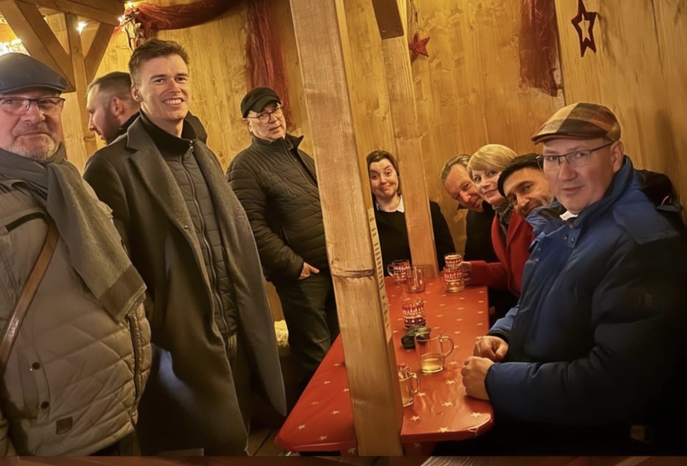 Zum Jahresabschluss trafen sich Mitglieder der FDP Kreisverbände Weimar, Weimarer Land und Erfurt auf dem Weihnachtsmarkt in Weimar, um bei einem gemütlichen Glühwein das Jahr Revue passieren zu lassen und sich auszutauschen.