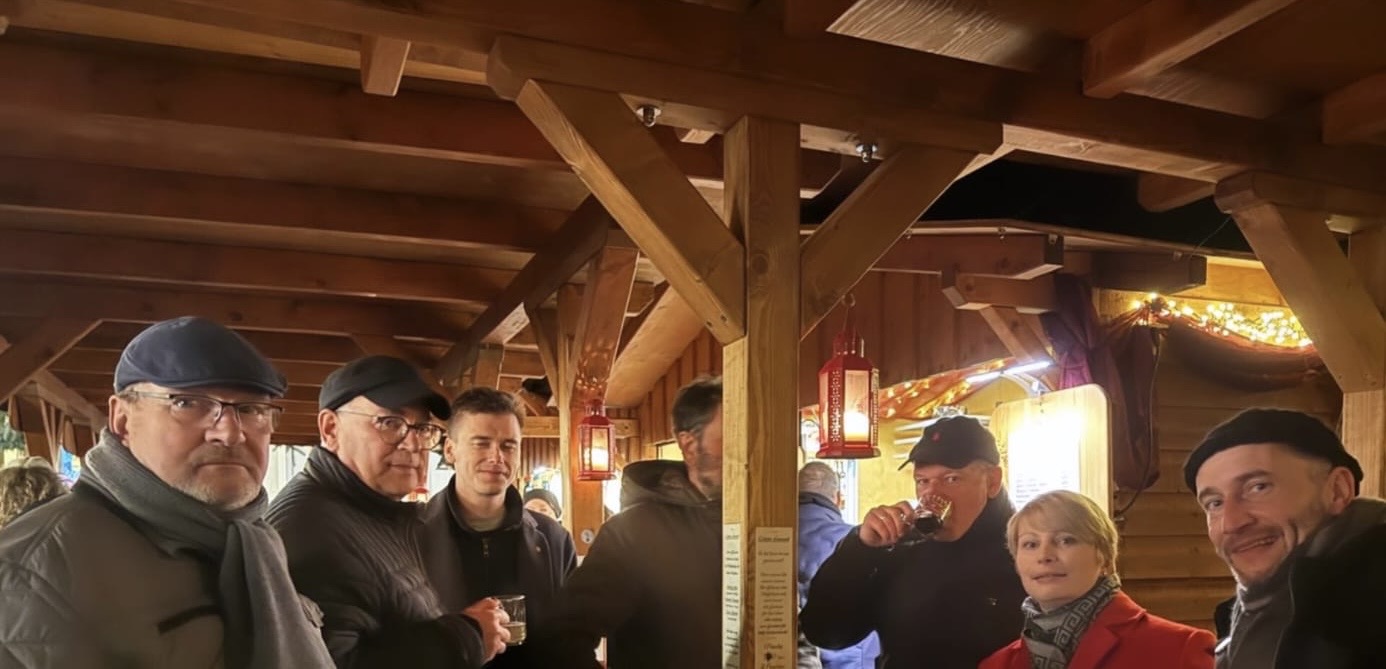 Zum Jahresabschluss trafen sich Mitglieder der FDP Kreisverbände Weimar, Weimarer Land und Erfurt auf dem Weihnachtsmarkt in Weimar, um bei einem gemütlichen Glühwein das Jahr Revue passieren zu lassen und sich auszutauschen.