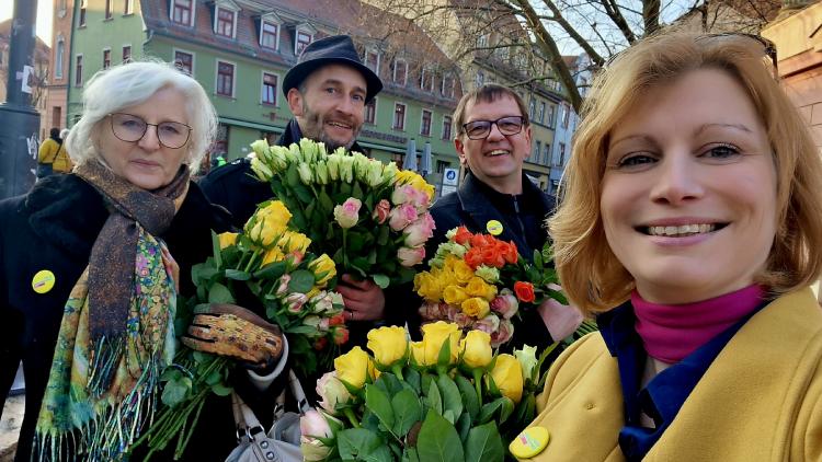 Mitglieder des FDP-Kreisverbandes Weimar unterwegs mit Blumen für unsere lieben Frauen in Weimar.