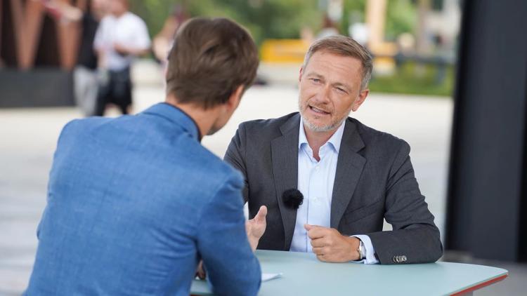 Bild zeigt Lindner beim Sommerinterview im TV