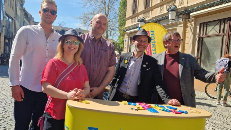 Infostand der FDP Weimar am 1. Mai – Tag der Arbeit Leistung muss sich lohnen. Freiheit braucht Engagement.