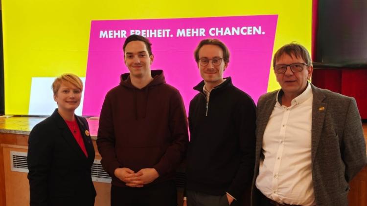 Lisa Barbara Klaus (FDP Kreisvorsitzende Weimar), Lukas Seyfart, Tom Kühnel, Jörg Fuhrmann 