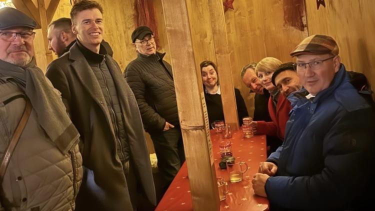 Zum Jahresabschluss trafen sich Mitglieder der FDP Kreisverbände Weimar, Weimarer Land und Erfurt auf dem Weihnachtsmarkt in Weimar, um bei einem gemütlichen Glühwein das Jahr Revue passieren zu lassen und sich auszutauschen.